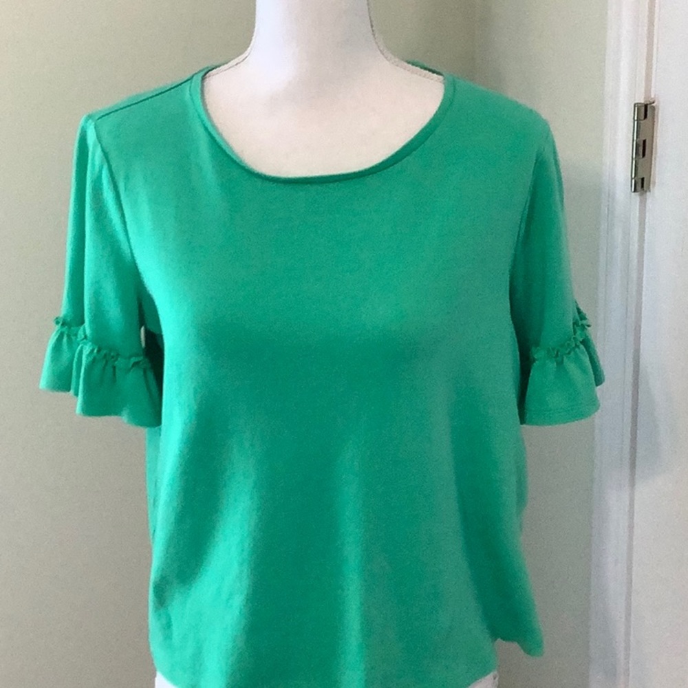 KIM ROGERS green short sleeve tee with ruffles on sleeves. Size MP